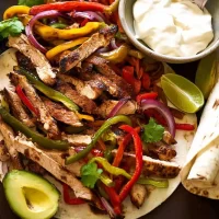 Chicken Fajitas: The Easy Recipe You'll Love to Make! Delicious Chicken Fajitas Served with Fresh Veggies