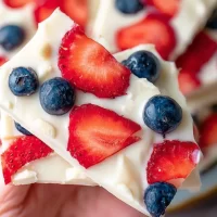 Frozen Yogurt Bark with Berries: A Delightful Treat Frozen Yogurt Bark with Mixed Berries: Healthy Summer Snack