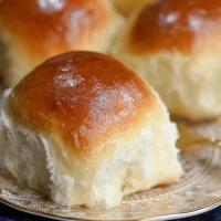 Homemade Dinner Rolls: Irresistibly Soft and Fluffy! Soft and Fluffy Homemade Dinner Rolls on a Baking Sheet
