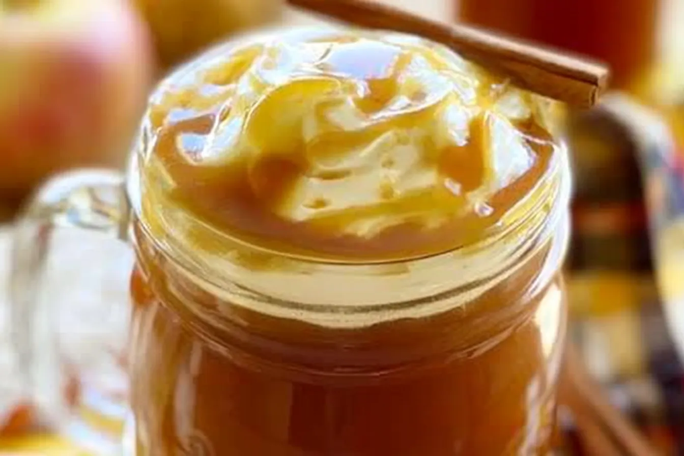 Mouthwatering Caramel Apple Cider in a Cozy Setting
